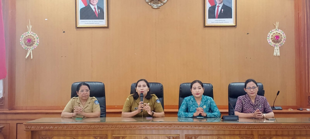 Sekretaris Camat Kuta Utara Buka Sosialisasi KIE Terkait Pola Asuh Anak dan Remaja